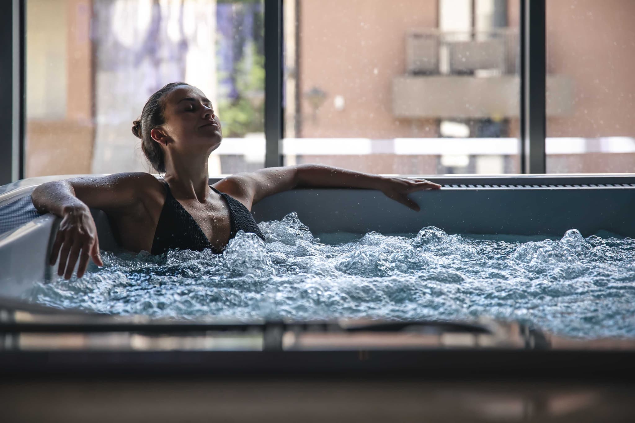 Femme dans un jacuzzi